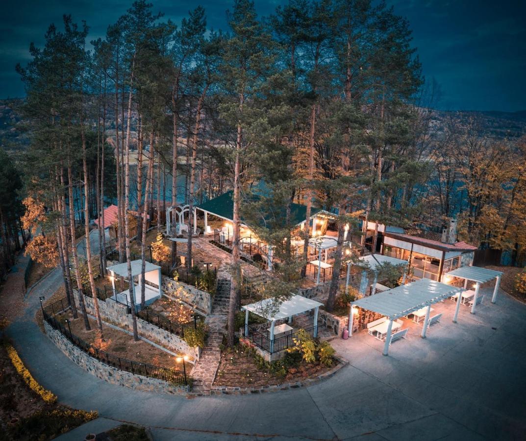 Семеен Хотел И Ресторант Райски Залив Golyama Zhelyazna Esterno foto